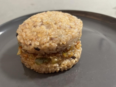 韓国の味を手軽に！ 無印良品「ライスバーガー プルコギ」を実食レビュー 甘辛タレが織りなす本格的な味わい｜グルメニュース 