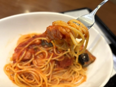 本格イタリアンの味わいをカフェで！ タリーズコーヒー「ゴロっと茄子とベーコンの完熟トマトパスタ」を実食レビュー