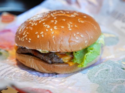 小ぶりでも本格派！ バーガーキング「ワッパーチーズJr.」はジューシーな100％ビーフが魅力