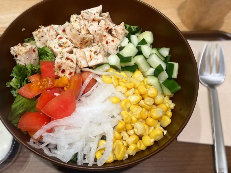 想像以上のボリューム感! WithGreenの看板メニュー「ハーブチキンと彩り野菜のサラダ」を食べてみた 想像以上のボリューム感! WithGreenの看板メニュー「ハーブチキンと彩り野菜のサラダ」を食べてみた|グルメニュース