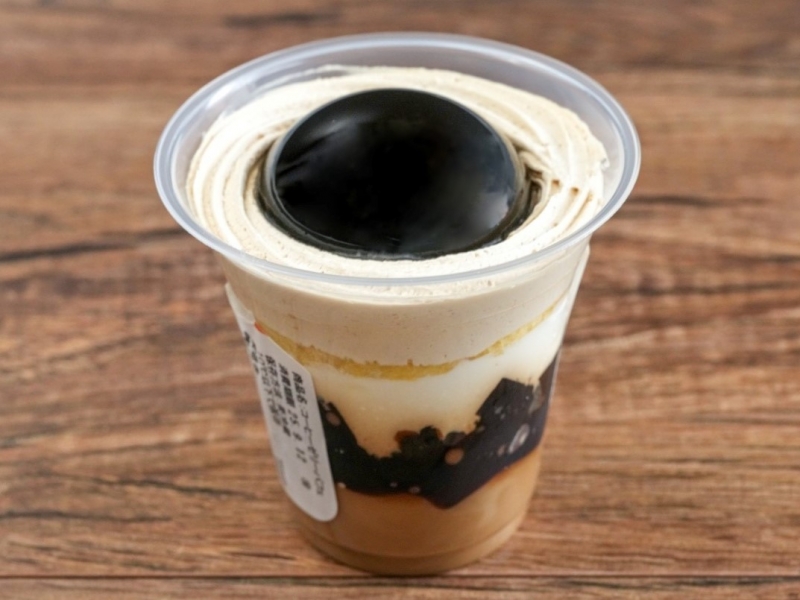 ぷるんとクリーミー！ ファミマ「コーヒーゼリーパフェ」は6層の贅沢スイーツ｜コンビニトピック