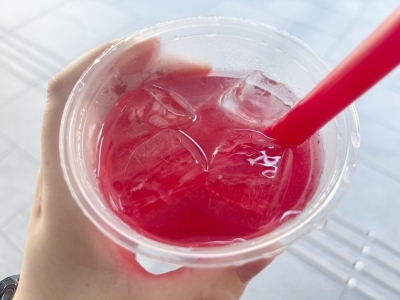 爽快な甘酸っぱさ！ ゴンチャ「ざくろ＆ストロベリー ソーダ」は美酢とこんにゃくゼリーの新感覚ビネガードリンク｜スイーツファン通信