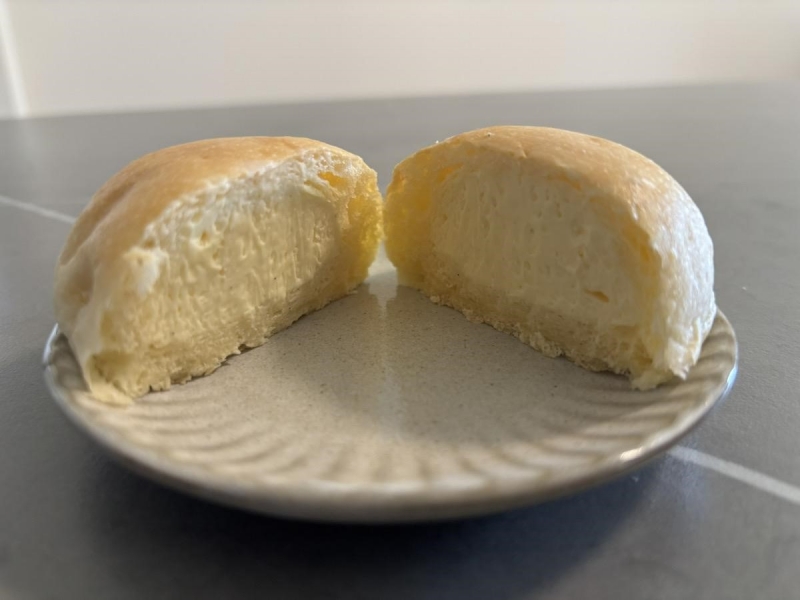 コンビニトピック 冷やして食べる新しい味わい! ローソン「ふわもち冷やしクリームパン」2種を食べ比べてみた|コンビニトピック-004