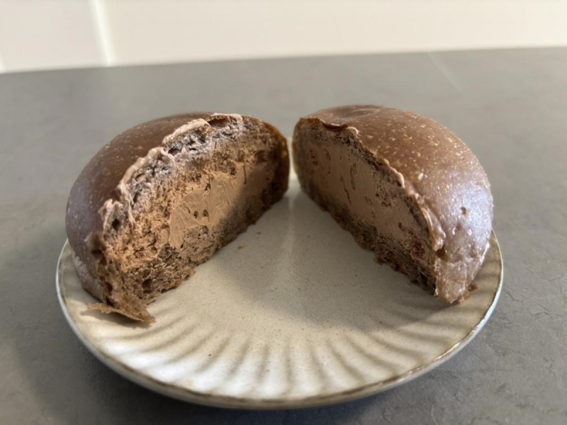 コンビニトピック 冷やして食べる新しい味わい! ローソン「ふわもち冷やしクリームパン」2種を食べ比べてみた|コンビニトピック-007
