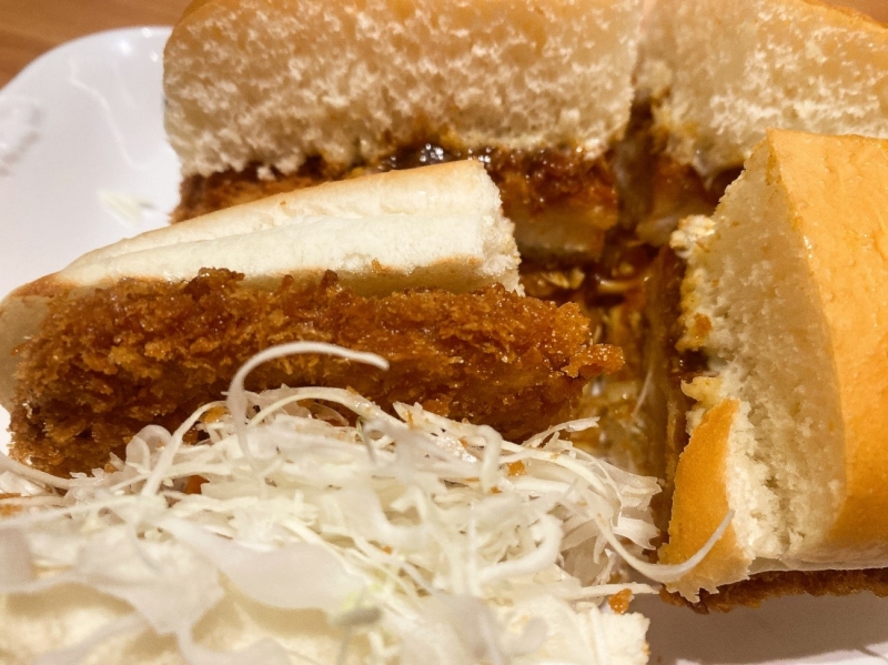 グルメニュース ずっしりスパイシーな衝撃! コメダの「カツカリーパン」はやっぱりボリューム満点だった|グルメニュース -005