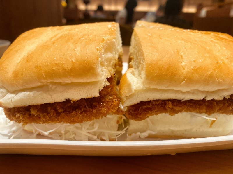 グルメニュース ずっしりスパイシーな衝撃! コメダの「カツカリーパン」はやっぱりボリューム満点だった|グルメニュース -006