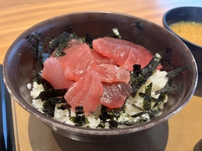 赤身好き必見！ やよい軒「鉄火丼」で新鮮なまぐろの濃厚な風味を味わう｜グルメニュース 