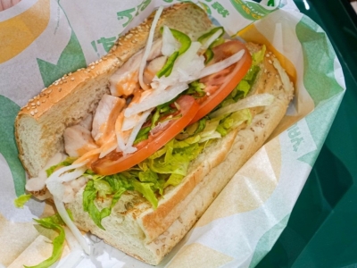 チキンのうま味たっぷり＆ボリューム満点！ サブウェイの「サラダチキン」を食べてみた