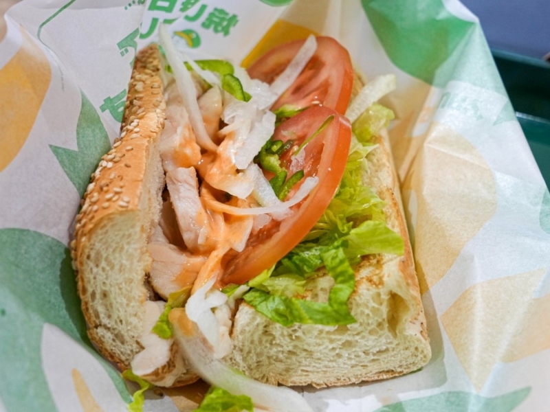 グルメニュース チキンのうま味たっぷり&ボリューム満点! サブウェイの「サラダチキン」を食べてみた|グルメニュース -003