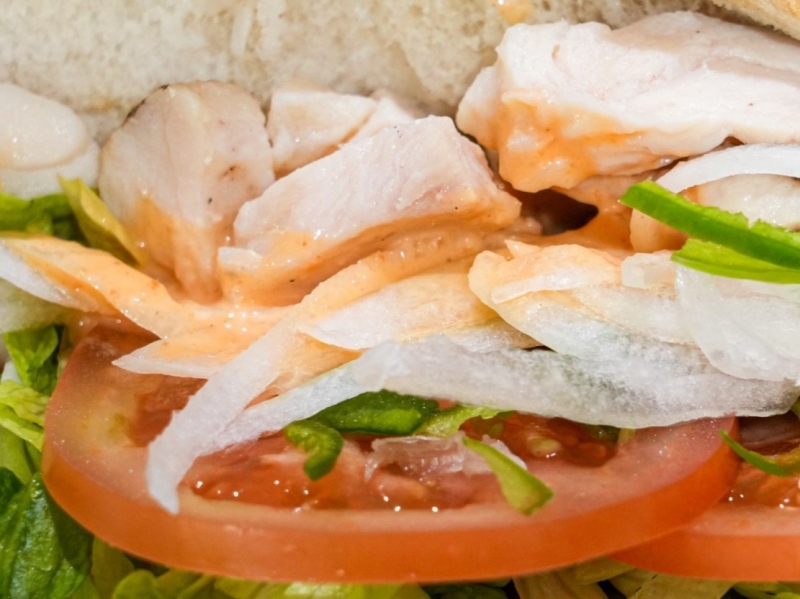 グルメニュース チキンのうま味たっぷり&ボリューム満点! サブウェイの「サラダチキン」を食べてみた|グルメニュース -004