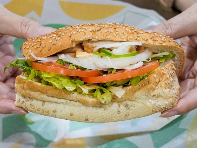 グルメニュース チキンのうま味たっぷり&ボリューム満点! サブウェイの「サラダチキン」を食べてみた|グルメニュース -005