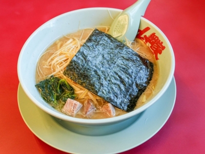 白髪ネギ山盛り！ ラーメン山岡家「醤油ネギラーメン」は濃厚豚骨スープが魅力の一杯