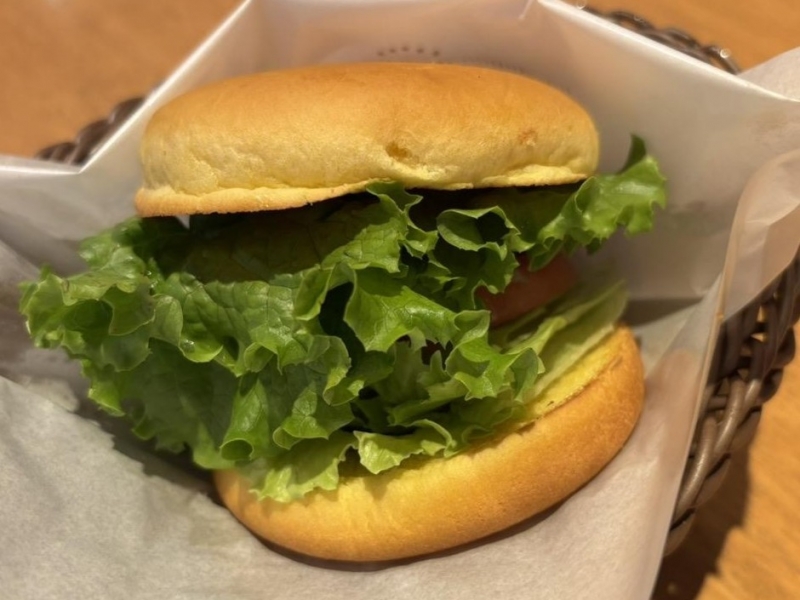 5種の国産野菜たっぷり！ 野菜が主役のフレッシュネスバーガー「ガーデンサラダバーガー」を実食 ｜レポハピ グルメニュース 