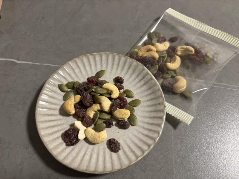 素材の味をおいしく手軽に。無印良品「素材の栄養おやつ 鉄分 カシューナッツ＆レーズン」を食べてみた｜おかし好きライター
