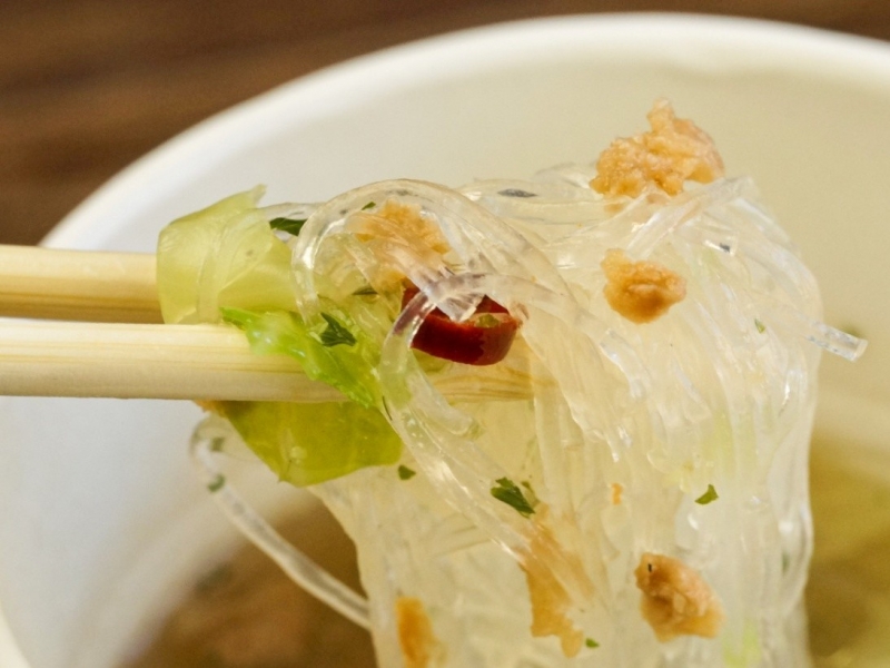 レポハピ コンビニトピック カップはるさめがイタリアン風に! ローソン「はるさめdeパスタ ボンゴレビアンコ味」を食べてみた|レポハピ コンビニトピック-004