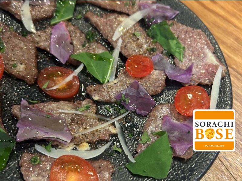 【広島市 西区　高架線】彩り鮮やか！ 国産牛の「スコッタータ」アイリッシュパブの雰囲気漂う立ち飲み居酒屋｜サッポロ　SORACHI 1984