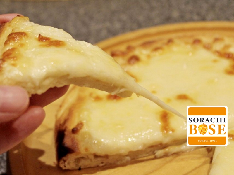 【東京都 八王子市　けいの家 八王子みなみ野店】ミルク感たっぷり！ 「濃厚チーズピザ」厳選地元食材を心ゆくまで味わうアットホーム居酒屋｜サッポロ　SORACHI 1984