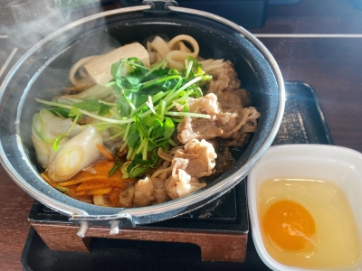 定番 vs 新顔！ 吉野家の冬鍋「牛すき鍋」と「とんこつ醤油牛鍋」を食べ比べてみた｜レポハピ グルメニュース 