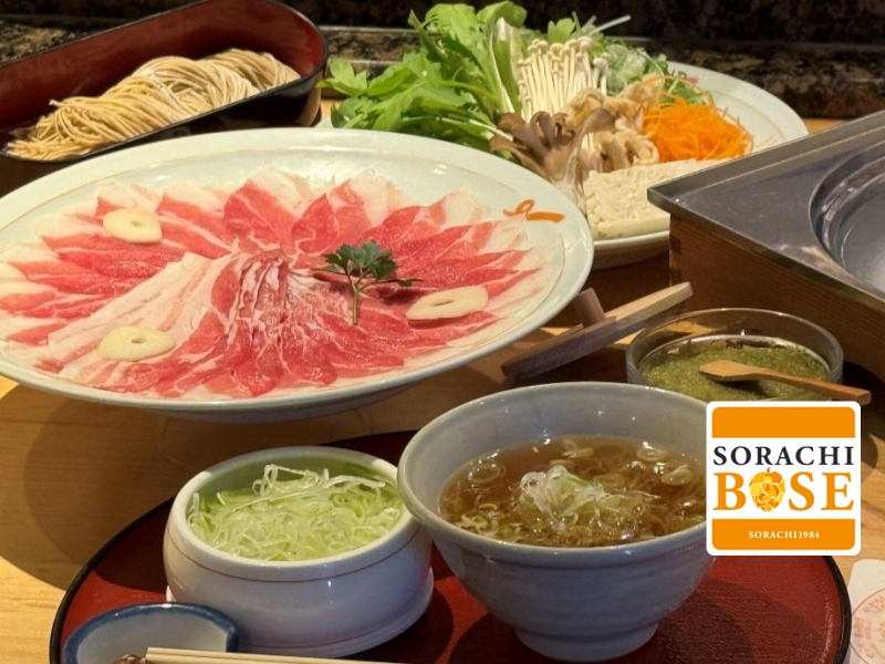 【鹿児島県 鹿児島市　遊食豚彩 いちにぃさん 鹿児島本店】黒豚の旨みが際立つ！ 名物「元祖そばつゆ仕立て黒豚しゃぶコース」 黒豚料理と地元食材を使った多彩なメニューを堪能できる和食処｜サッポロ　SORACHI 1984