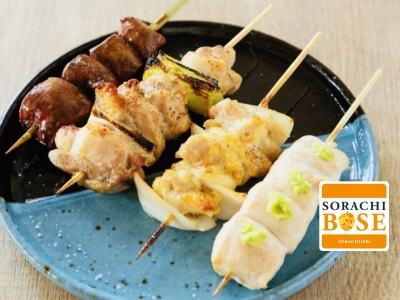 【東京都 荒川区　ヤキトリヒーロー】ブランド鶏を炭火で香ばしく焼き上げる「おまかせ5本」お酒との相性を楽しむ大人の焼鳥店｜サッポロ　SORACHI 1984