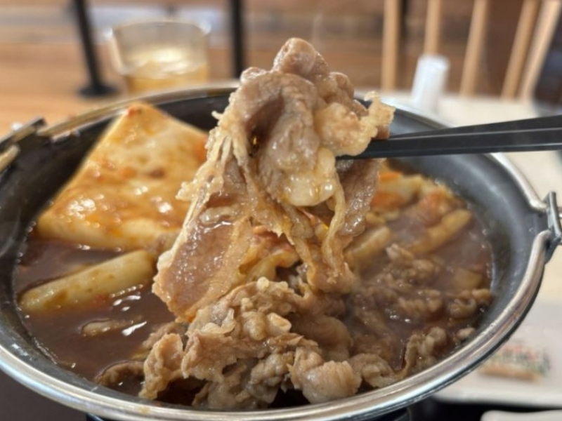 まだまだ寒い日に食べたくなる！すき家「牛・旨辛豆腐鍋定食」4種の醤が織りなす旨辛スープを味わってみました｜レポハピ グルメニュース 