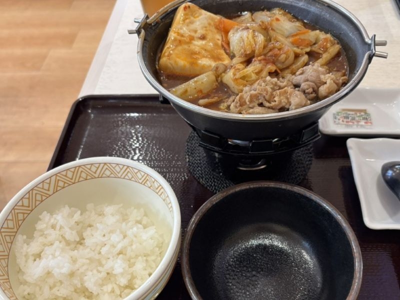 レポハピ グルメニュース まだまだ寒い日に食べたくなる!すき家「牛・旨辛豆腐鍋定食」4種の醤が織りなす旨辛スープを味わってみました|レポハピ グルメニュース -002
