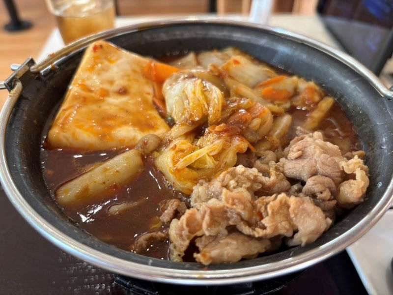 レポハピ グルメニュース まだまだ寒い日に食べたくなる!すき家「牛・旨辛豆腐鍋定食」4種の醤が織りなす旨辛スープを味わってみました|レポハピ グルメニュース -003