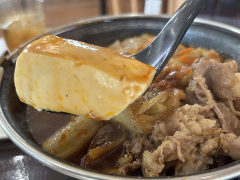 レポハピ グルメニュース まだまだ寒い日に食べたくなる!すき家「牛・旨辛豆腐鍋定食」4種の醤が織りなす旨辛スープを味わってみました|レポハピ グルメニュース -005