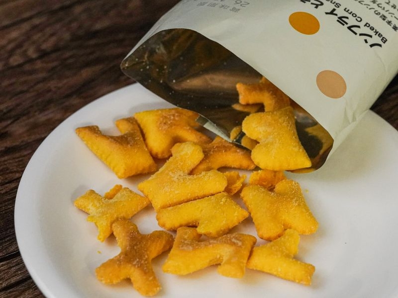 コーンの香ばしさとサクサク食感が楽しい！アルファベット型がかわいい無印良品の「ノンフライ　とうもろこしのスナック」｜レポハピ おかし好きライター