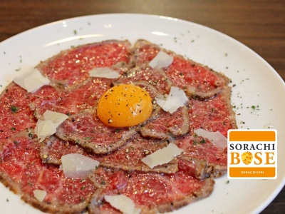 【埼玉県 越谷市　創作イタリアン肉バル CRAFT】“素材のうまみ”を引き出す一皿「牛肉のカルパッチョ」が自慢の創作イタリアン肉バル｜サッポロ　SORACHI 1984