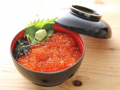 いくらたっぷり♪「昼いくら丼」990円（税込）