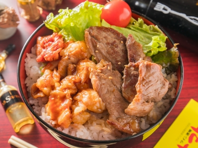 トマト丼（ホルモン＆ジンギスカン）972円(税込)
