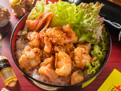 プリップリのホルモン丼♫ 756円(税込)