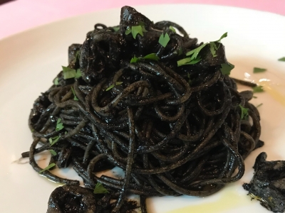 ヴェネツィア名物をアレンジ☆「ヴェネツィア風 剣先イカとイカスミソースのスパゲッティ」1,500円（税込）