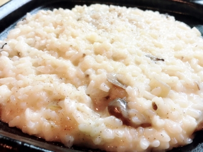 マッシュルームの食感と風味♪「マッシュルームとパルミジャーノチーズのリゾット」1,300円（税込）