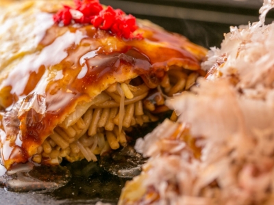 焼きそばをふわふわたまごでくるり「オムそば（玉子巻）」880円（税込）