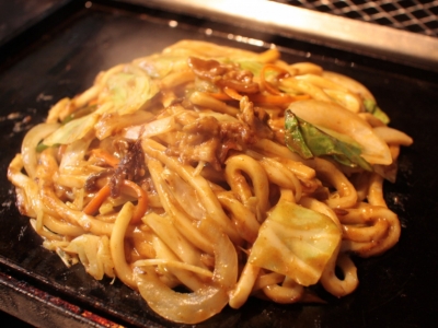ピリ辛☆新感覚カレーうどん「とろみ焼カレー豚うどん」860円（税込）
