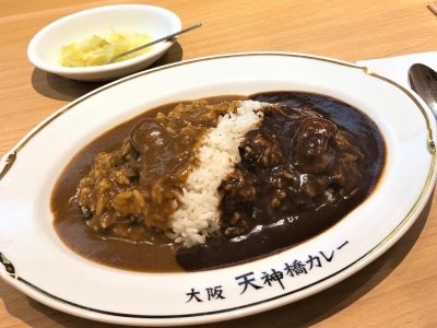 2つの味を一度に楽しめる「キング＆クイーンカレー」880円（税込）