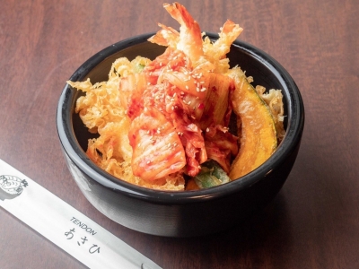 ピリ辛キムチをたっぷりと☆「キムチ天丼」730円（税込）