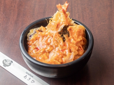 辛口の自家製チリソース☆「エビチリ天丼」800円（税込）