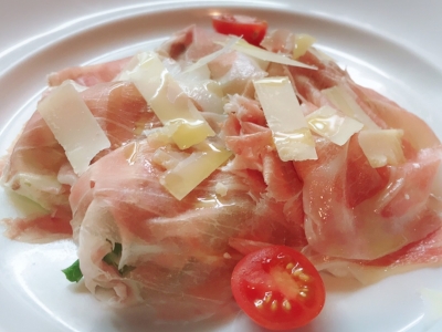 12か月熟成した上質な生ハム♪「パルマ産生ハムとグラナパダーノチーズのサラダ」1,300円（税込）