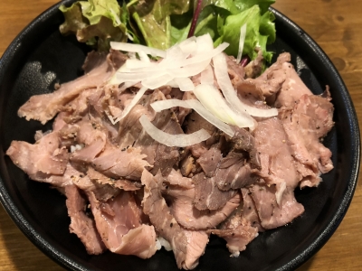 食べ応え抜群☆ローストビーフ丼|シングル100グラム　590円（税込）ダブル150グラム　790円（税込）