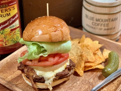 チキンを丸々1枚使用☆ボリューミーな「ジャークチキンバーガー」　 1,050円（税込）