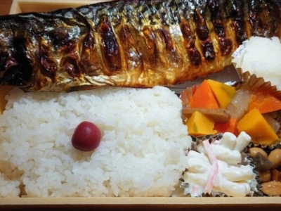 ひもの野郎自慢の灰燻サバ弁当！　900円（税込）