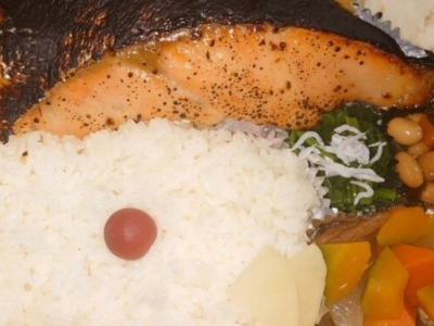 灰干しのサケが絶品！灰干しサケ弁当　900円（税込）