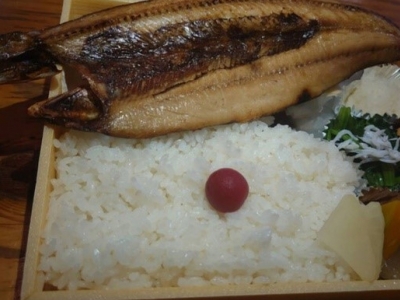 サンマをまるごと♪灰燻サンマ弁当　800円(税込)