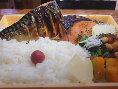 両方食べたいあなたに☆サバ＆サケMIX弁当！　950円（税込）