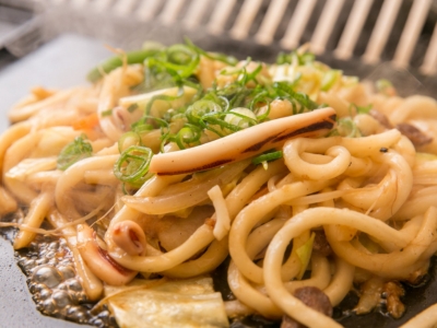 モチモチ食感のオリジナルうどんをさっぱりと☆「ぽん酢焼うどん」880円（税込）