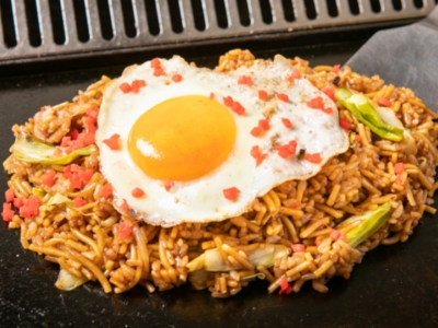 食欲をそそる特製ソースの風味「蛸之徹そばめし」940円（税込）