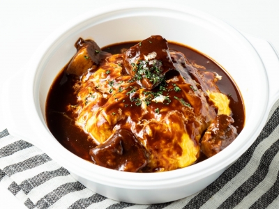 とろとろの牛肉入り！「名物”牛肉煮込みのオムライス”」ランチ 1,000円（税込）/カフェ・ディナー 1,000円（税別）